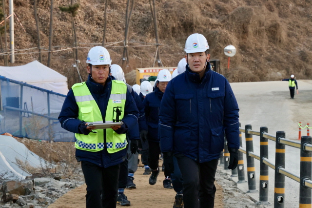 ▲ 허윤홍 GS건설 대표가 2일 충남 서산 대산임해공업용수도 건설공사 현장을 둘러보고 있다ⓒGS건설