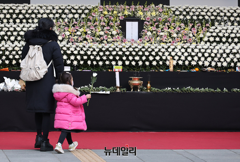 ▲ 서울시청에 마련된 제주항공 여객기 사고 희생자 합동분향소를 찾은 시민들이 2일 오전 조문을 하고 있다. 서울시는 서울시청 입구에 마련한 합동분향소를 4일까지 운영한다. 운영시간은 오전 8시부터 오후 10시까지다. 운영시간 이후에도 자율적으로 조문할 수 있다. ⓒ정상윤 기자