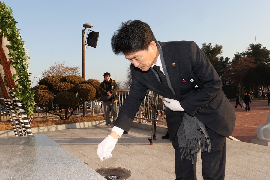 ▲ 충북도의회 이양섭의장이 2일 을사년 새해를 맞아 충혼탑을 참배하고 있다.ⓒ충북도의회