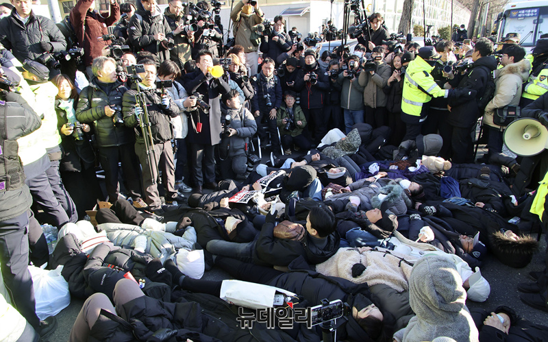 ▲ 윤석열 대통령에 대한 체포영장이 발부된지 사흘째인 2일 오후 서울 용산구 한남동 대통령 관저 입구에 공수처의 체포영장 집행이 가까워지자 시민들이 바닥에 누워 출입을 막고 있다. ⓒ서성진 기자