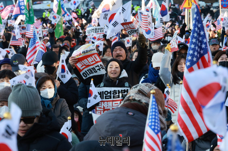 ▲ 윤석열 대통령에 대한 체포영장이 발부된지 사흘째인 2일 오후 서울 용산구 한남동 대통령 관저 입구에서 공수처의 체포영장 집행이 가까워지자 시민들이 집결해 탄핵무효 집회에 참석하고 있다. ⓒ이종현 기자