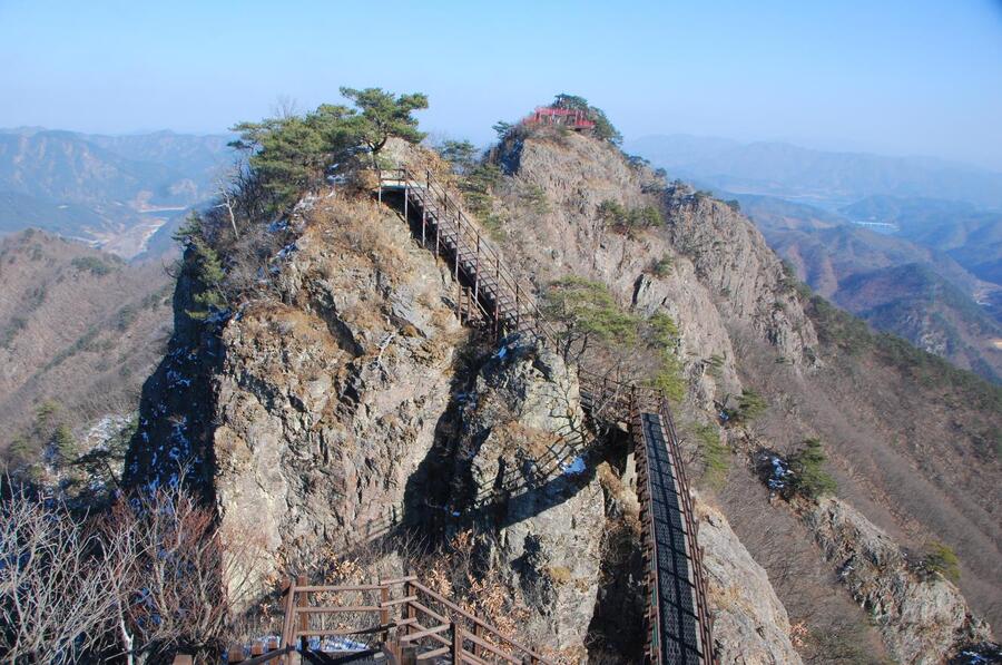 ▲ 작은 구름다리로 연결된 구봉산 제7봉.ⓒ진경수 山 애호가