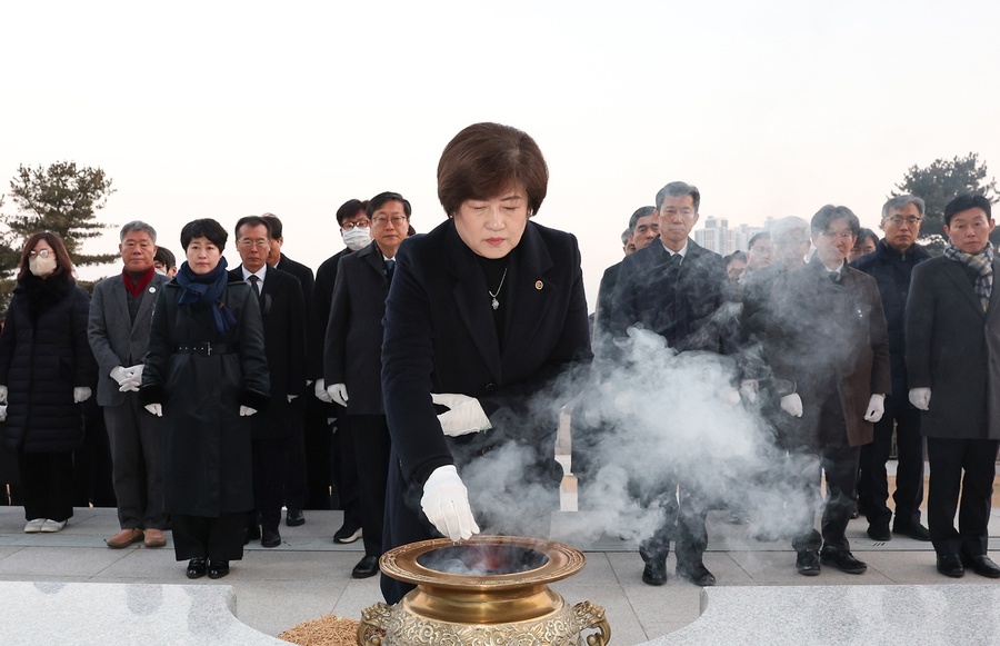 ▲ 신년 참배에는 강은희 교육감을 비롯해 교육지원청 교육장, 직속기관장 등 교육청 간부 50여 명이 참석했다.ⓒ대구시교육청