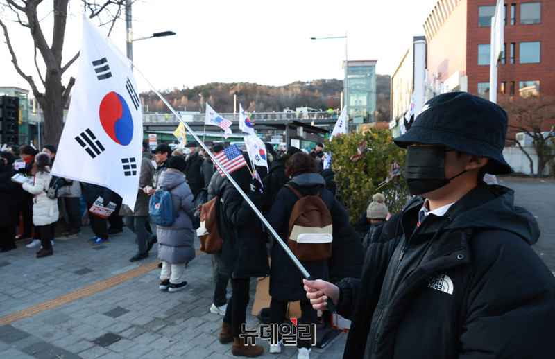 ▲ 윤석열 대통령에 대한 체포영장이 발부된지 사흘째인 2일 오후 서울 용산구 한남동 대통령 관저 입구에서 공수처의 체포영장 집행이 가까워지자 시민들이 집결해 탄핵 무효 집회에 참석하고 있다. ⓒ이종현 기자