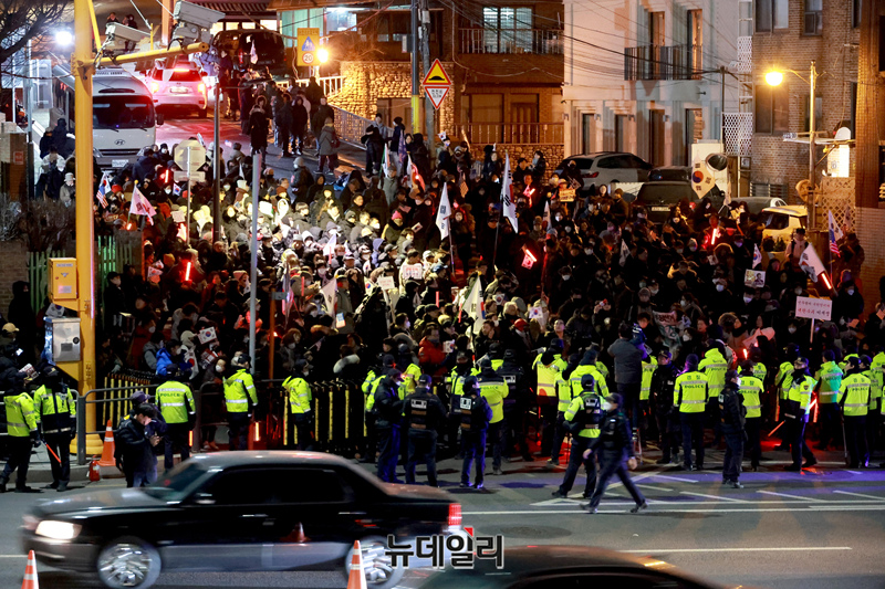 ▲ 고위공직자범죄수사처가 3일 오전 윤석열 대통령에 대한 체포영장을 집행하기 위해 대규모 체포팀을 구성해 대통령 관저에 진입, 대통령 체포가 임박했다. 경호처는 공수처 체포영장 집행에 무대응으로 충돌을 회피했다. 관저 앞에는 이른 새벽부터 관저 앞에는 체포조·경찰과 지지자들 속속 도착하면서 충돌이 우려되는 일촉즉발의 상황이다. 사진은 한남동 대통령 관저 앞 모습.ⓒ뉴데일리