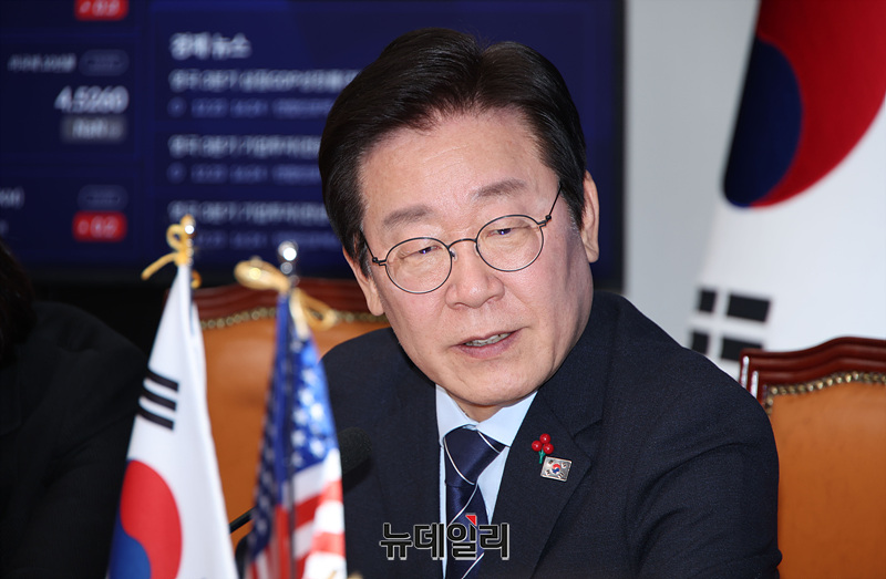 ▲ 이재명 더불어민주당 대표가 2024년 12월 23일 오후 서울 여의도 국회 당대표실에서 필립 골드버그 주한미국대사와 만나 발언하고 있다. ⓒ서성진 기자