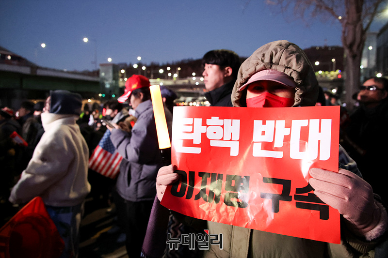 ▲ 윤석열 대통령 체포영장 집행을 위해 나선 고위공직자범죄수사처 수사관들이 3일 서울 한남동 대통령 관저에 진입한 가운데 윤 대통령을 지지하는 시민들이 탄핵무효를 주장하며 집회를 이어가고 있다. ⓒ서성진 기자