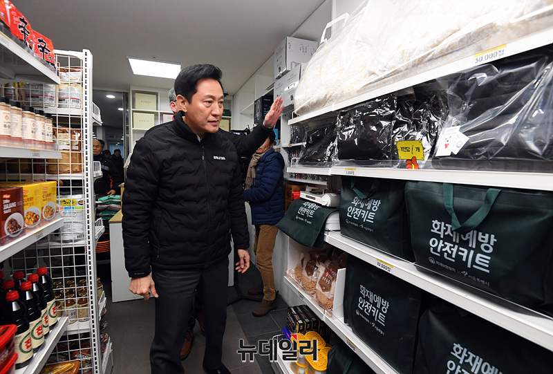 ▲ 한파 대비 쪽방촌 현장 점검에 나선 오세훈 서울시장이 지난해 서울 종로구 돈의동 쪽방촌 온기창고에서 동계용품 및 화재예방 용품 등을 살펴보고 있다.ⓒ서성진 기자