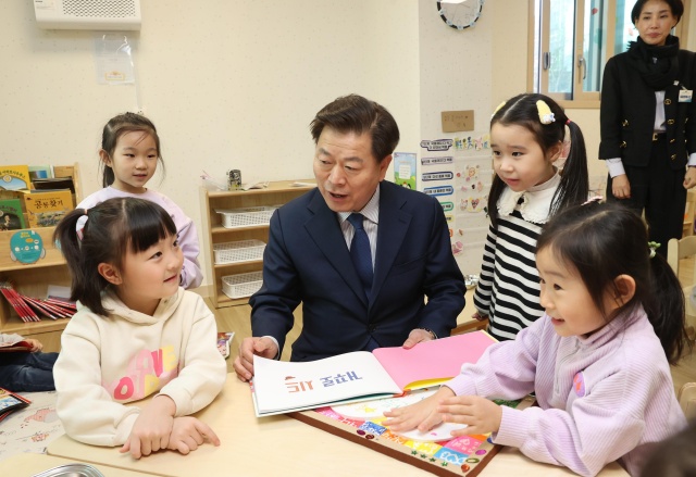 ▲ 광명시가 올해부터 다자녀가정 지원을 확대한다. 사진은 지난해 3월 시립광명포레나어린이집 개원식에 참석한 박승원 광명시장이 원아들에게 책을 읽어주고 있는 모습. ⓒ광명시 제공