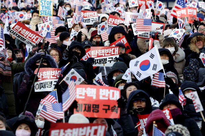 ▲ 고위공직자범죄수사처(공수처)가 윤석열 대통령 체포영장 집행을 시도한 3일 서울 용산구 관저 앞에서 윤 대통령 지지자들이 체포영장 집행에 반대하는 집회를 열고 구호를 외치고 있다. ⓒ뉴시스