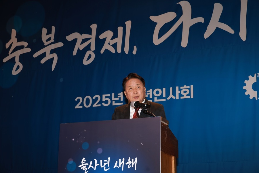 ▲ 김영환 충북도지사가 3일 청주 엔포드호텔에서 열린 청주상공회의소 주최 ‘2025년 신년인사회’에서 도민과 경제인들에게 힘찬 메시지를 전하고 있다. ⓒ충북도