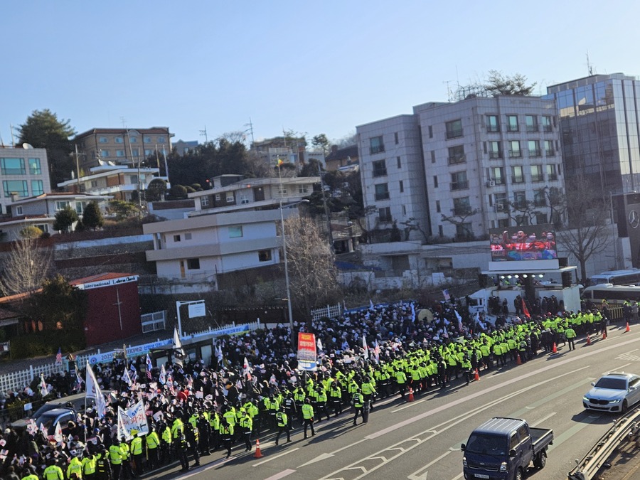 ▲ 3일 오전 서울 한남동 대통령 관저 근처에 모인 보수 지지자들 모습.ⓒ박서아 기자