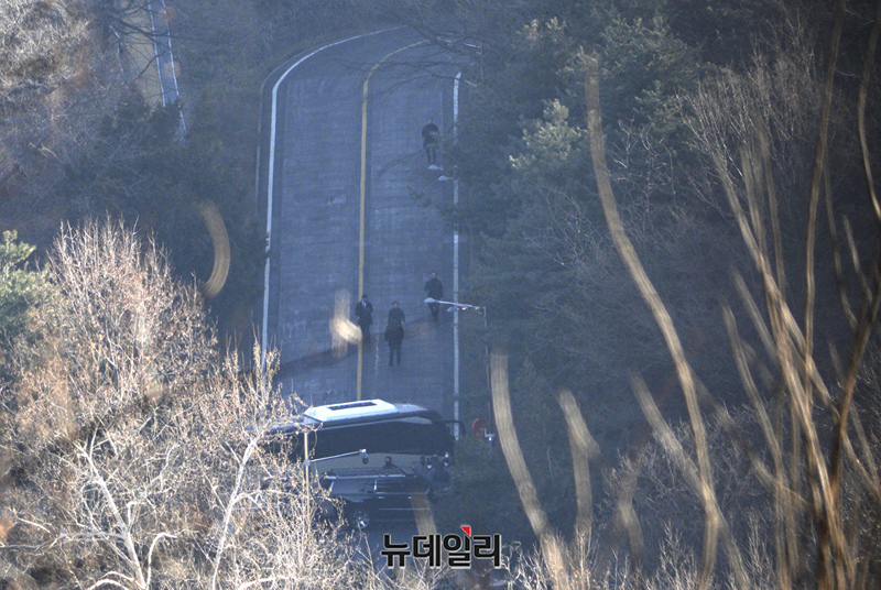 ▲ ▲ 윤석열 대통령 체포영장을 집행하는 공수처 체포조가 3일 오전 서울 용산구 한남동 대통령 관저에서 대통령경호처와 대치하고 있다. ⓒ서성진 기자