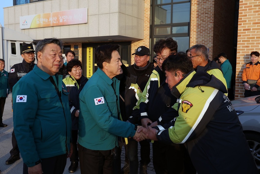 ▲ 김태흠 충남도지사가 사고 인근 지역을 방문, 수색작업에 참여하고 있는 해경 등을 격려하고 있다.ⓒ충남도