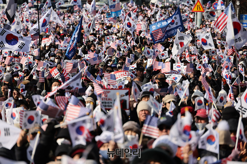 ▲ 고위공직자범죄수사처(공수처)가 헌정 사상 최초로 현직 대통령에 대한 체포·수색영장 집행에 나선 3일 오후 서울 용산구 한남동 대통령 관저 앞에서 윤 대통령 지지자들이 체포조의 퇴각 소식에 태극기와 성조기를 흔들고 있다. ⓒ정상윤 기자