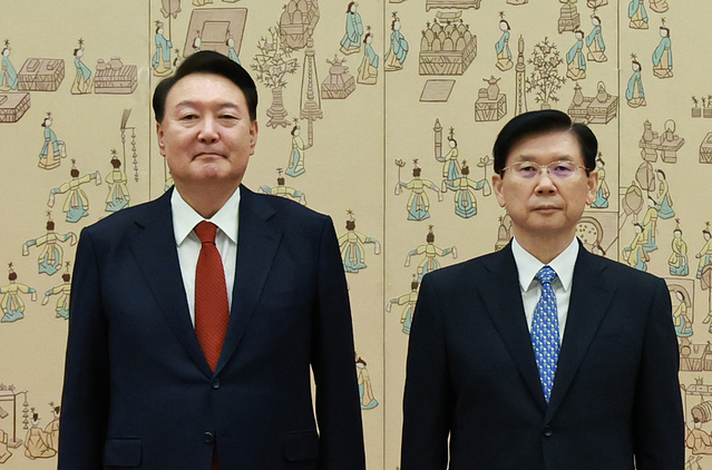 ▲ 윤석열 대통령이 9일 서울 용산 대통령실 청사에서 박종준 신임 대통령경호처장에게 임명장을 수여한 뒤 기념촬영을 하고 있다. (대통령실통신사진기자단) 2024.09.09.  ⓒ뉴시스