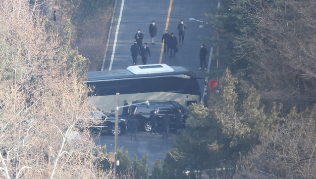 ▲ 공수처의 윤석열 대통령에 대한 체포영장 집행이 중지된 3일 오후 서울 용산구 한남동 대통령 관저에서 관계자들이 철수하고 있다. 2025.01.02. ⓒ뉴시스