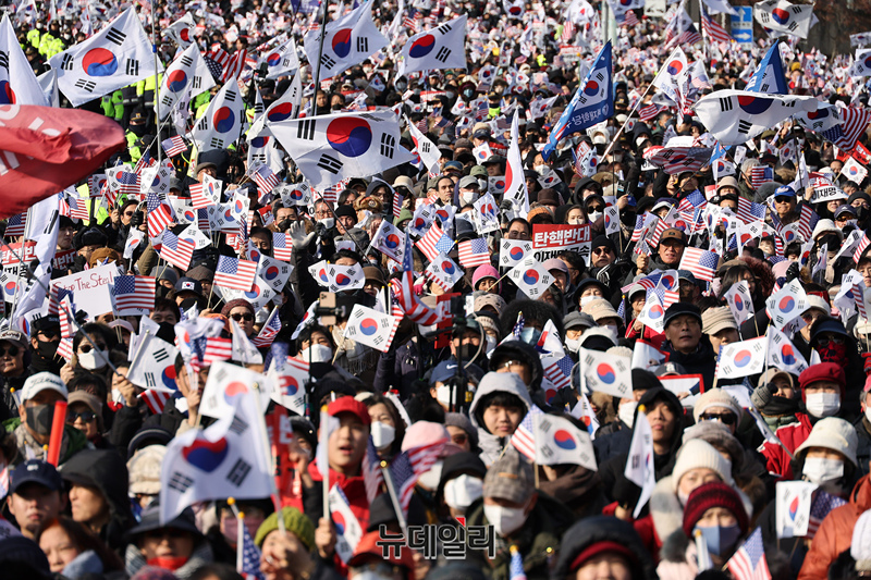 ▲ 고위공직자범죄수사처(공수처)가 헌정 사상 최초로 현직 대통령에 대한 체포·수색영장 집행에 나선 3일 오후 서울 용산구 한남동 대통령 관저 앞에서 윤 대통령 지지자들이 체포조의 퇴각 소식에 태극기와 성조기를 흔들고 있다. ⓒ정상윤 기자