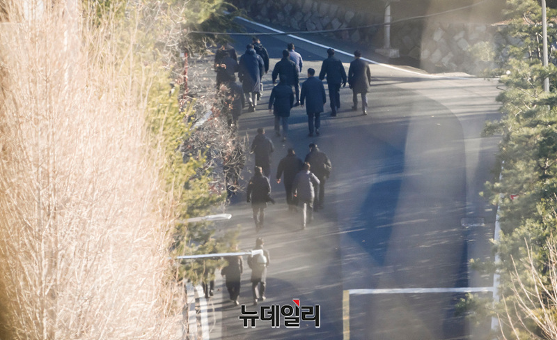 ▲ 고위공직자범죄수사처가 윤석열 대통령 체포영장 집행을 시도중인 3일 서울 한남동 대통령 관저에서 공수처 관계자들이 이동하고 있다. ⓒ정상윤 기자