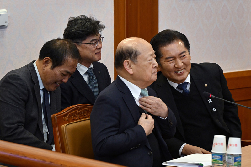 ▲ 정청래 국회 탄핵소추단장이 지난 3일 서울 종로구 헌법재판소 소심판정에서 열린 윤석열 대통령 탄핵 심판 2차 변론준비기일에 참석해 국회 측 소추 대리인단과 이야기 하고 있다. ⓒ뉴시스