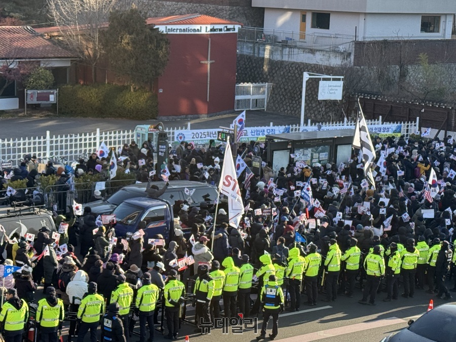 ▲ 고위공직자범죄수사처(공수처)가 윤석열 대통령에 대한 체포영장 집행에 나선 3일 오전 서울 용산구 한남동 대통령 관저 앞에 경찰 인력이 배치돼 있다. ⓒ정혜영 기자