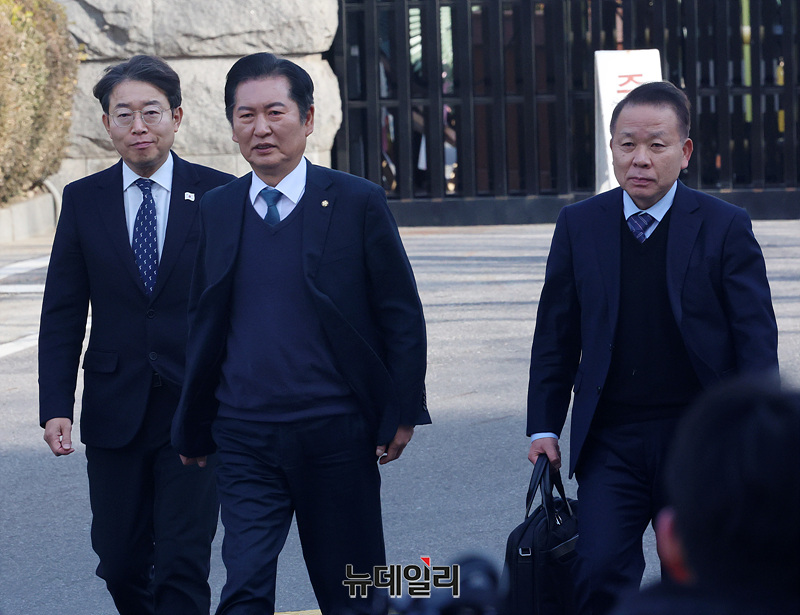 ▲ 정청래 국회 탄핵소추위원단 단장과 법률대리인단 공동 대표 김이수 전 헌법재판관 등 국회 측 대리인단이 지난달 27일 오후 서울 헌법재판소 소심판정에서 열린 윤석열 대통령 탄핵 사건에 대한 변론준비기일에 출석하고 있다. ⓒ서성진 기자