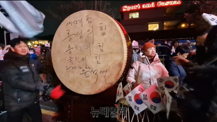 ▲ 윤석열 대통령 지지자들이 3일 대통령 관저 인근인 서울 한남동 국제루터교회 앞에서 탄핵 반대 집회를 열었다.윤 대통령이 대선 후보였던 시절에 유세 현장에 자주 등장했던 북도 집회 현장에 등장했다. 북을 치고 있는 조경선 씨의 모습. ⓒ조문정 기자