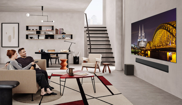 ▲ LG 올레드 에보(모델명: G5)가 집 안 공간에 조화롭게 배치된 모습.ⓒLG전자