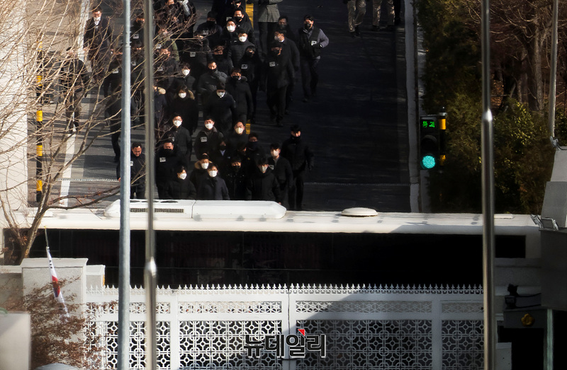 ▲ 윤석열 대통령에 대한 체포영장 집행을 시도했던 공조수사본부가 지난 3일 오후 서울 용산구 한남동 관저에서 약 5시간30분 만에 집행을 중지하고 철수하고 있다. ⓒ서성진 기자