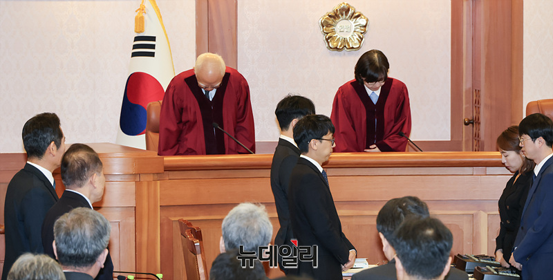 ▲ 정형식, 이미선 헌법재판관이 지난해 12월 27일 서울 종로구 헌법재판소 소심판정에서 윤석열 대통령 탄핵 심판 첫 변론준비기일을 진행하고 있다. 이미선 재판관은 자신이 주심도 아니면서 가운데 좌석을 떡하니 차지하고 앉았다. ⓒ 서성진 기자