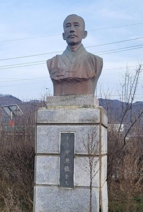 ▲ 충북도교육청이 옛 청주 가덕중학교에 설치됐던 독립운동가 신홍식 선생(1872~1939)의 흉상을 철거해 폐기한 사실이 드러나면서 논란이 커지고 있다. 옛 가덕중학교에 설치돼 있던 민족대표 33인인 신홍식 선생 흉상.ⓒ박진희 충북도의원 페이스북 캡처.