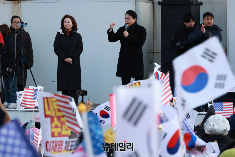 ▲ 윤석열 대통령에 대한 체포영장이 발부된지 사흘째인 2일 오후 서울 용산구 한남동 대통령 관저 입구에 윤 대통령을 지지하는 시민들이 탄핵무효를 주장하며 집회 이어가고 있는 가운데 윤상현·김민전 국민의힘 의원이 발언을 하고 있다. ⓒ이종현 기자