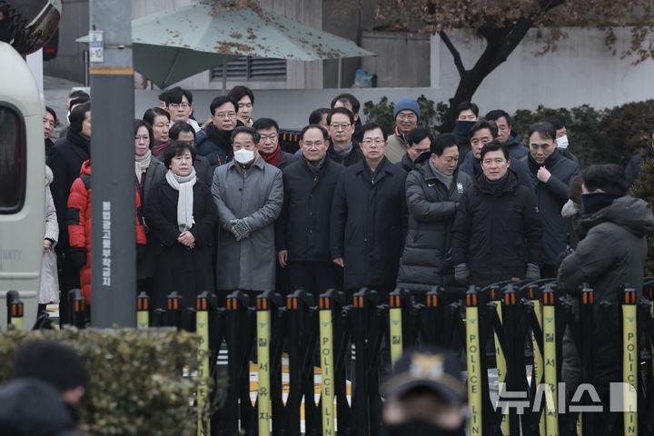 ▲ 윤석열 대통령의 체포영장 유효기간 마지막 날인 6일 서울 용산구 대통령 관저 앞에서 국민의힘 의원들이 모여 있다. ⓒ뉴시스