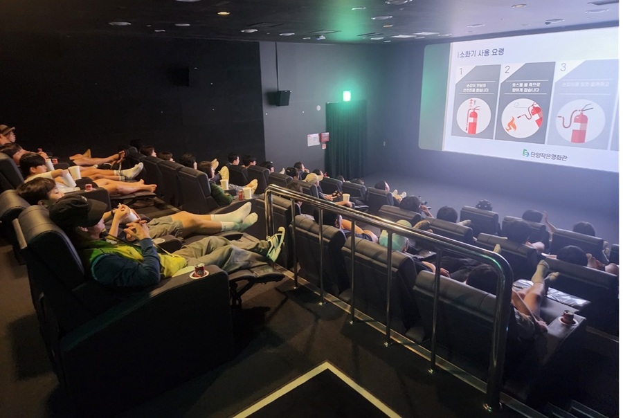 ▲ 단양작은영화관 이용객들이 리클라이너 전용관에서 영화관람을 하고 있다.ⓒ단양군