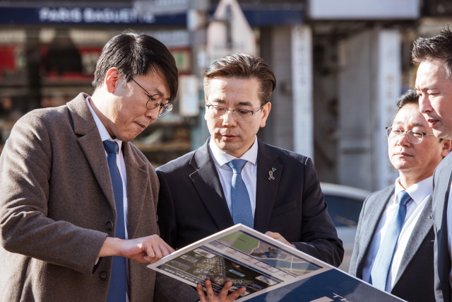 ▲ 이한우 현대건설 대표가 한남4구역 현장을 둘러보고 있다. ⓒ현대건설