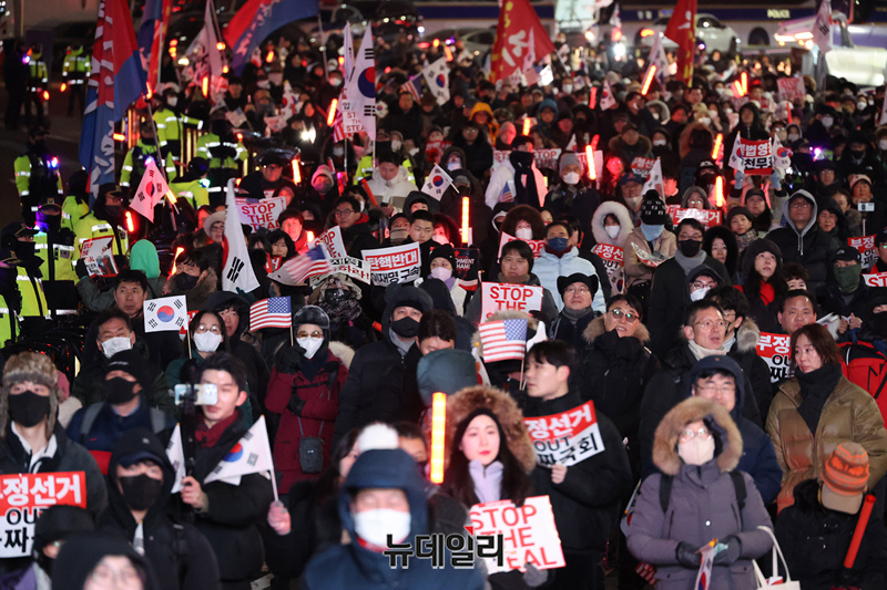 ▲ 혹한과 폭설에도 대통령 관저를 수호하는 자유 대한민국 애국 시민들. ⓒ 정상윤 기자