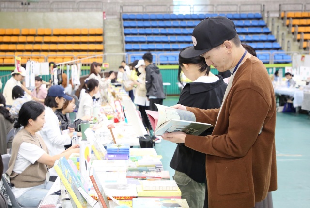 ▲ 광명시가 어려움을 겪는 지역 서점 살리기에 나선다. 사진은 광명시의 도서관 정책 사업 모습. ⓒ광명시 제공