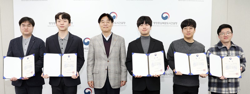 ▲ 김형렬 행정중심복합도시건설청장(왼쪽 세 번째)이 6일 정부세종청사에서 2024년 하반기 적극행정 우수공무원 5명에게 표창을 수여하고 있다.ⓒ행복청