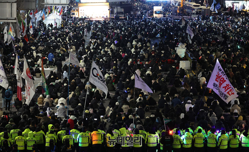 ▲ 민노총이 4일 오후 서울 용산구 한남동 윤석열 대통령 관저 입구에서 대통령 체포를 주장하는 집회를 이어가고 있다. ⓒ정상윤 기자