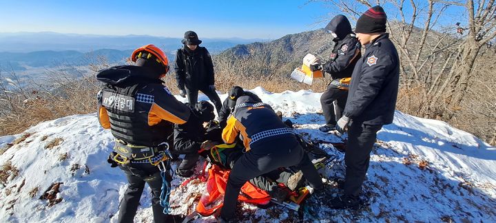 ▲ 지난해 12월22일 오전 11시46분께 전북 남원시 보절면의 만행산을 산행하던 등산객 A(50대)씨가 50m 높이에서 굴러 추락해 출동한 소방대원들이 응급처치를 하고 있다. ⓒ뉴시스