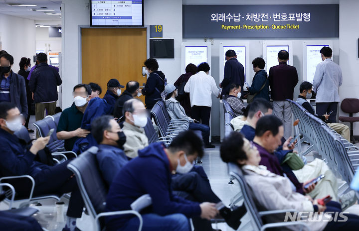 ▲ 서울 시내의 한 대학병원에서 보호자들이 진료비 수납을 기다리고 있다. ⓒ뉴시스