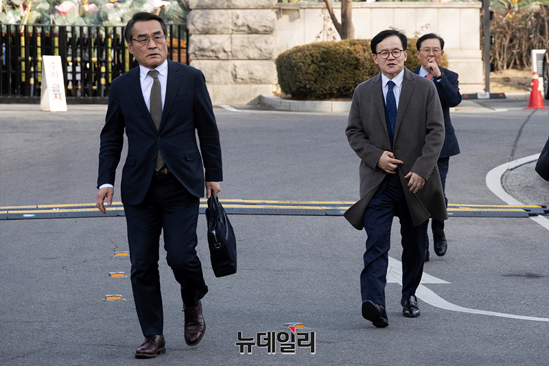 ▲ 윤석열 대통령의 법률대리인단인 배보윤, 배진한,윤갑근 변호사가 지난달 27일 서울 종로구 헌법재판소 소심판정에서 열린 윤석열 대통령 탄핵 심판 첫 변론준비기일에 출석하고 있다. ⓒ서성진 기자