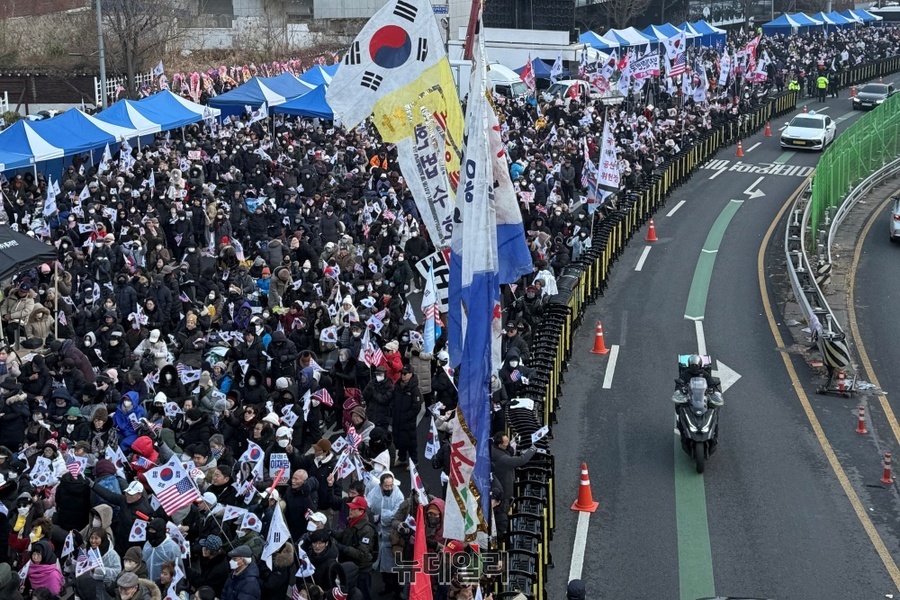 ▲ 윤석열 대통령의 체포영장 유효기간 만료일인 6일 오후 서울 용산구 한남동 대통령 관저 앞 한남대로에서 윤석열 대통령 지지자들이 구호를 외치고 있다. ⓒ정혜영 기자