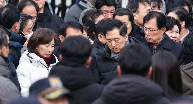 ▲ 윤석열 대통령의 체포영장 유효기간 만료일인 6일 오전 서울 용산구 한남동 대통령 관저 앞에 국민의힘 나경원, 김기현, 이만희 등 의원들이 대기하고 있다. ⓒ연합뉴스