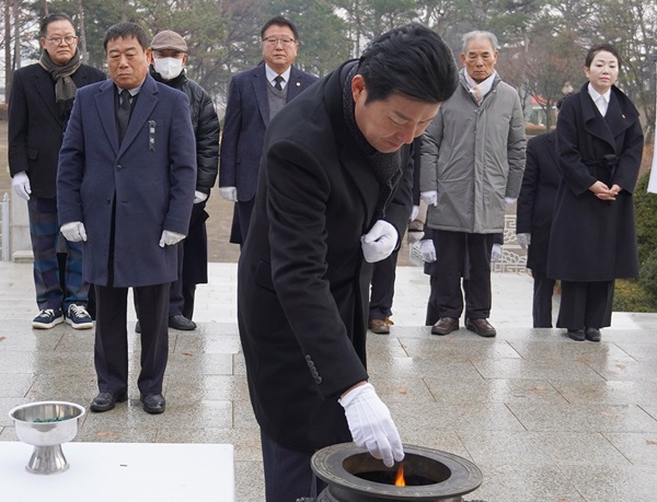 ▲ 이준배 국민의힘 세종시당 위원장이 6일 오전 침산공원 충령탑을 찾아 순국선열과 호국영령들에게 헌화하고 있다.ⓒ세종시당