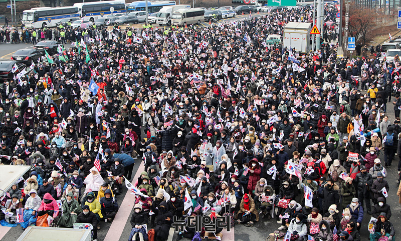 ▲ 윤석열 대통령의 체포영장 유효기간 만료일인 6일 오후 서울 용산구 한남동 대통령 관저 인근에서 지지자들이 구호를 외치고 있다. ⓒ서성진 기자