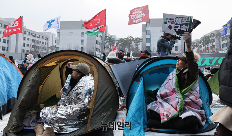 ▲ 윤석열 대통령의 체포영장 유효기간 만료일인 6일 오후 서울 용산구 한남동 대통령 관저 인근에서 열린 민주노총 등 집회에서 참가자들이 일명 체포텐트에 들어가 있다. ⓒ정상윤 기자