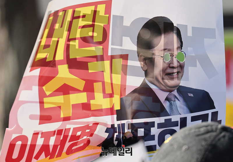 ▲ 누가 진짜《내란수괴》인가? 대통령 관저를 지키는 자유시민들이 대형깃발을 날리고 있다.ⓒ 정상윤 기자