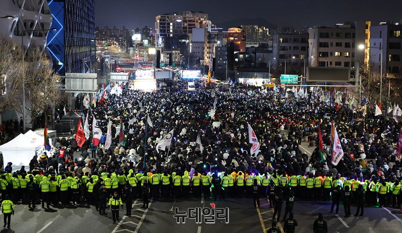 ▲ 대한민국은 무법천지인가. 극좌 민노총과 추종 분자들이 대통령을 직접 끌어내 체포하겠다며 한남동 대통령 관저를 습격했다. 경찰이 이들을 저지하고 있다.ⓒ 정상윤 기자
