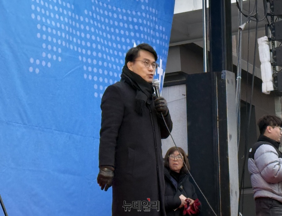 ▲ 윤상현 국민의힘 의원이 6일 오후 한남동 관저 앞에서 